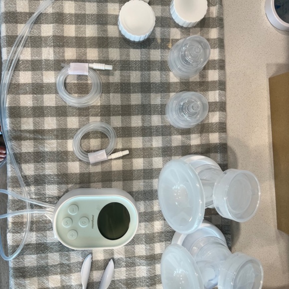 Pumpables Hands Free Wireless breast pump - Picture 2 of 3